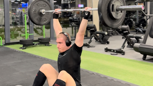 Barbell press sit up - wersja z bardziej zaangażowanymi zginaczami biodra