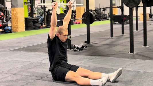 Barbell press sit up - wersja bardziej anagżująca mięśnie brzucha