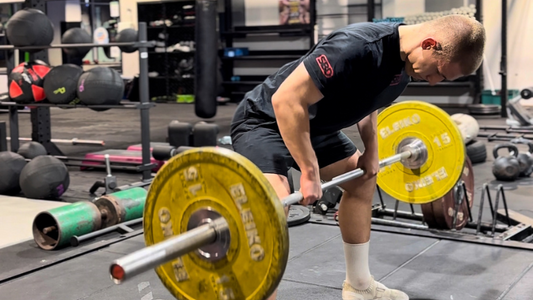 Wiosłowanie sztangą w pozycji sumo / sumo barbell row